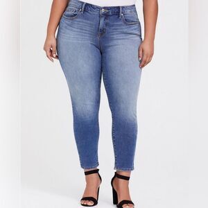 Torrid Boyfriend Blue Denim Skinny Jeans Size 22WStretch